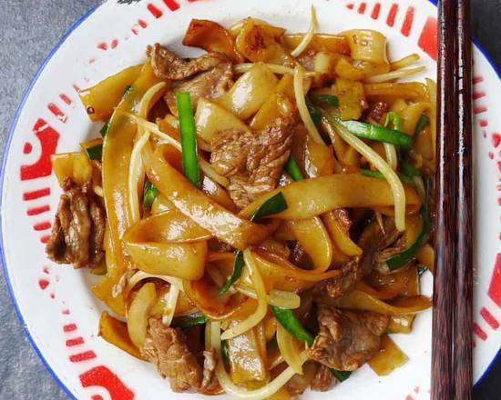 Fried Flat Rice Noodle with Beef in Soya Sauce 干炒牛河